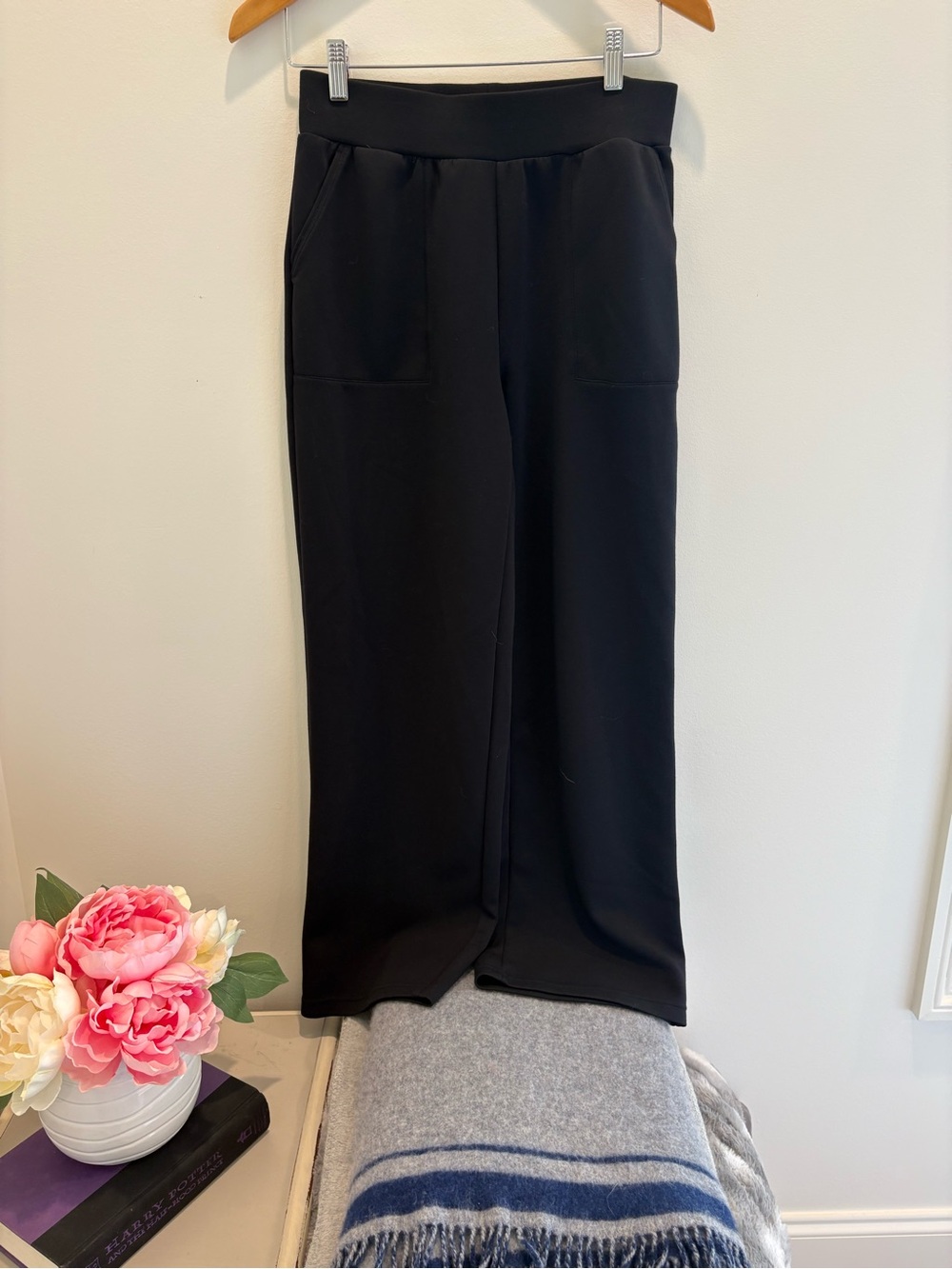 Mondetta Black Wide-Leg Pull-On Pants with Gold Logo
